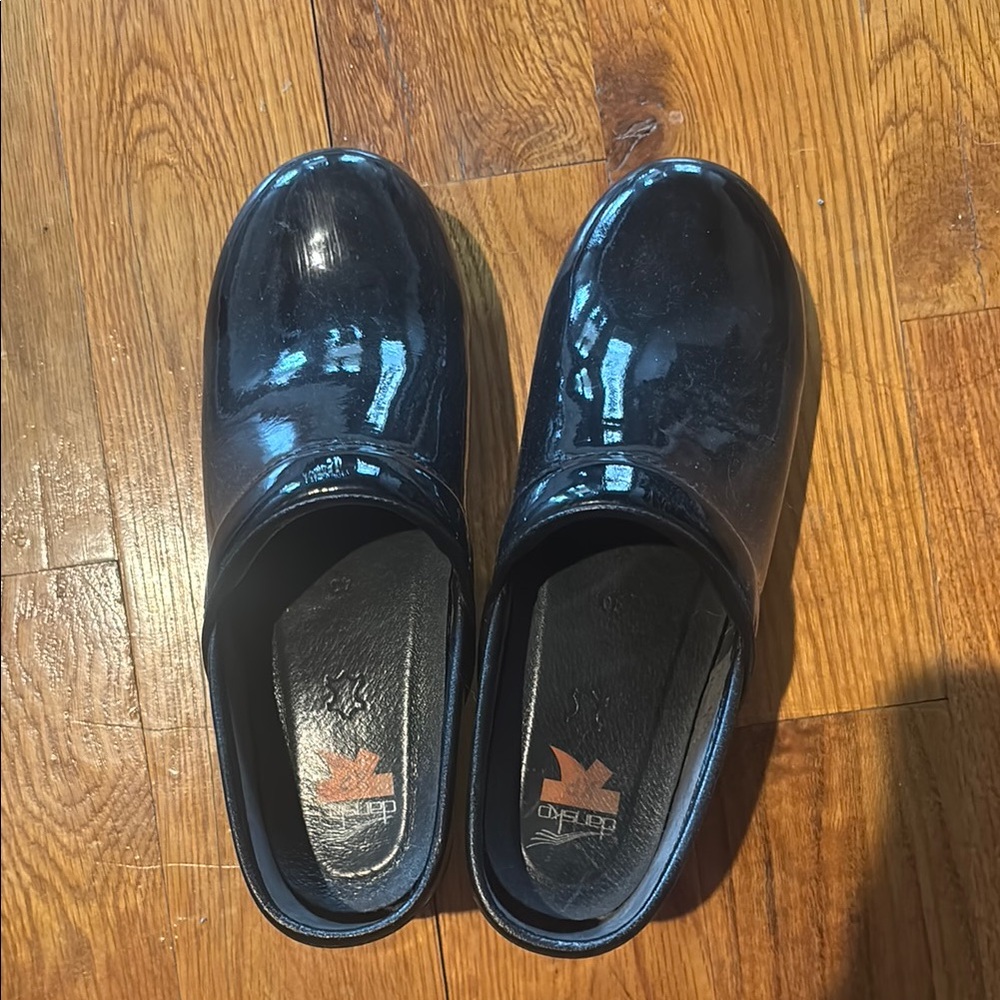 EUC Dansko black patent clogs EU 40/US 9